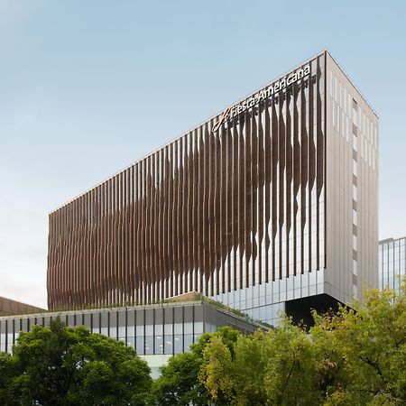 Fiesta Americana Viaducto Aeropuerto Mexiko-Stadt Exterior foto The new building of the School of Medicine