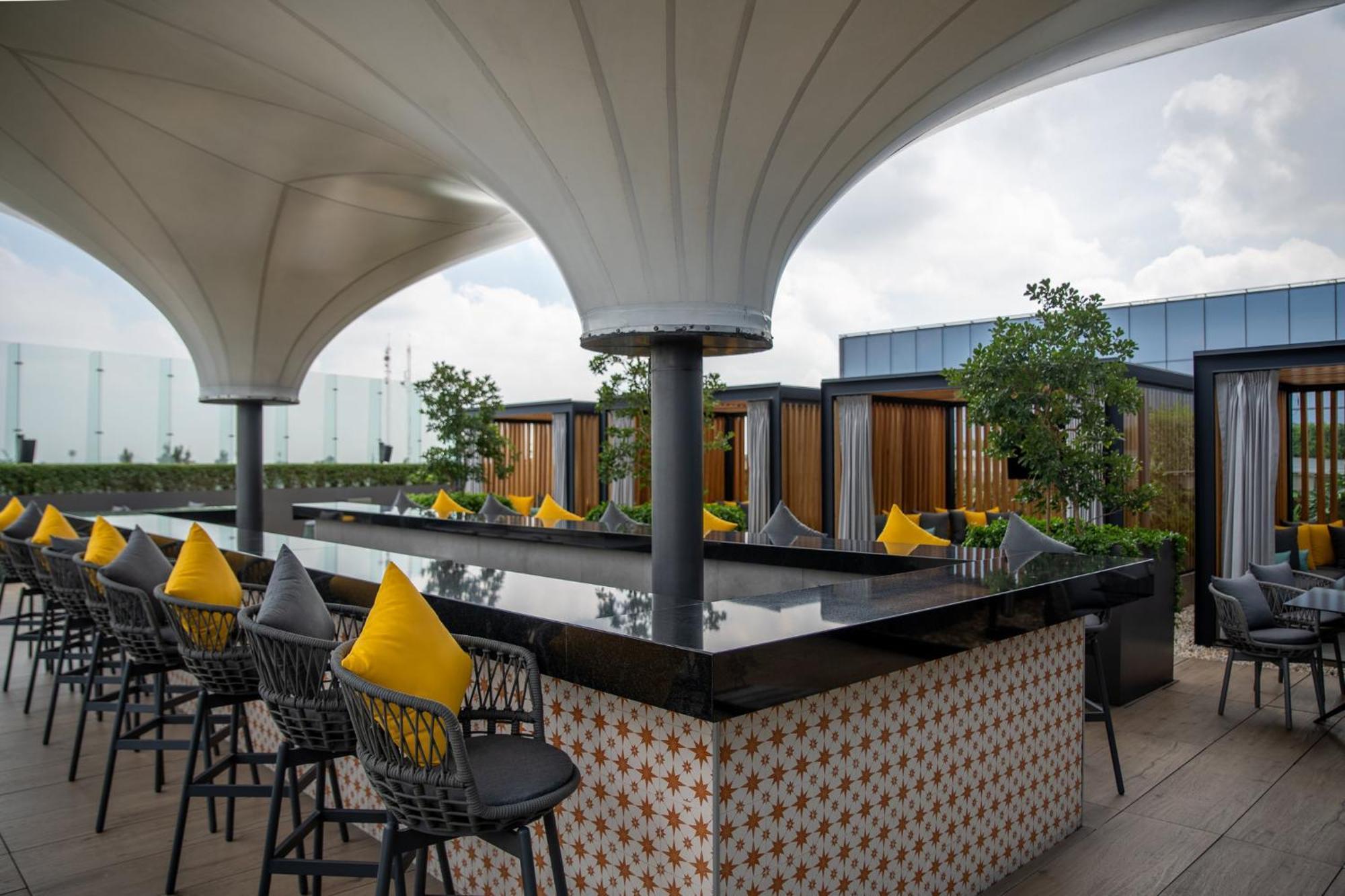 Fiesta Americana Viaducto Aeropuerto Mexiko-Stadt Exterior foto The bar at the rooftop