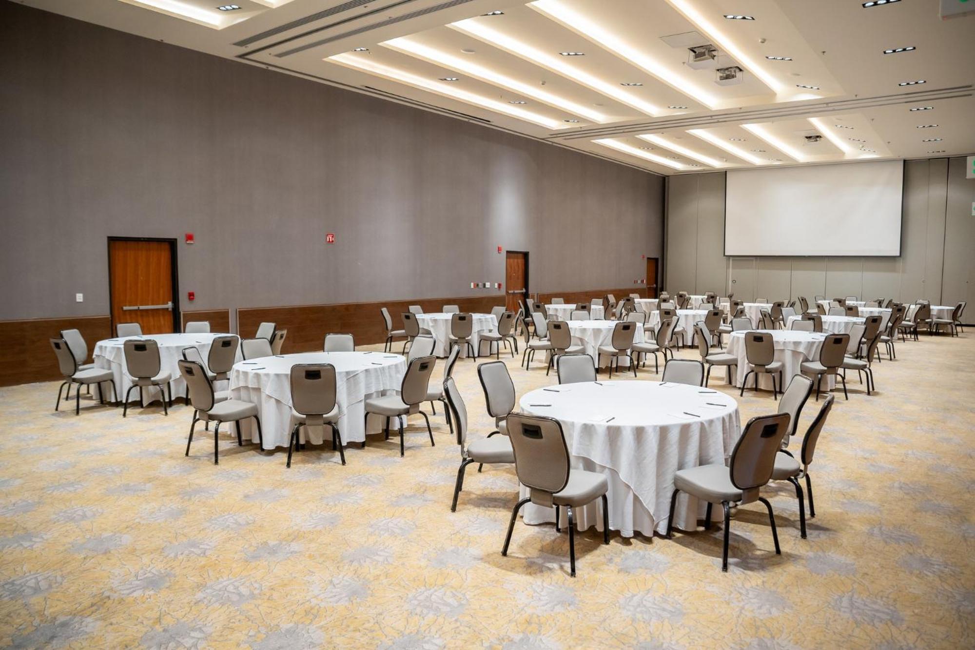 Fiesta Americana Viaducto Aeropuerto Mexiko-Stadt Exterior foto The ballroom at the Embassy Suites
